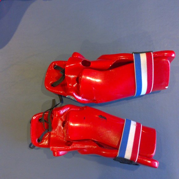 Sparring helmet and a pair of gloves - Picture 7 of 7